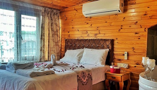 Romantic Triple Room, Private Bathroom, City View