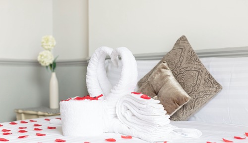 Habitación clásica doble, baño privado, vistas parciales al mar