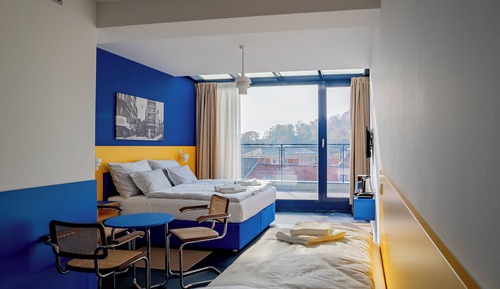 Habitación panorámica, varias camas, patio, vistas a la ciudad