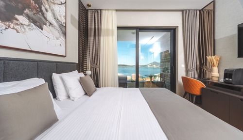 Habitación superior con 1 cama doble o 2 individuales, balcón, vistas al mar