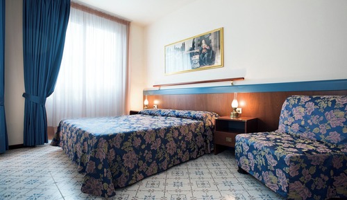 Apartamento, 2 habitaciones, 2 baños, vistas parciales al mar