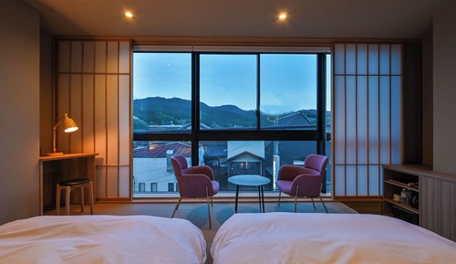 Habitación superior con 2 camas individuales, vistas a la ciudad