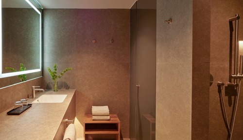 Habitación Club, 1 cama de matrimonio grande, Acceso al salón del club, en esquina (Walk-In Shower)