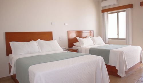 Habitación estándar doble, 2 camas dobles, balcón, vistas a la piscina