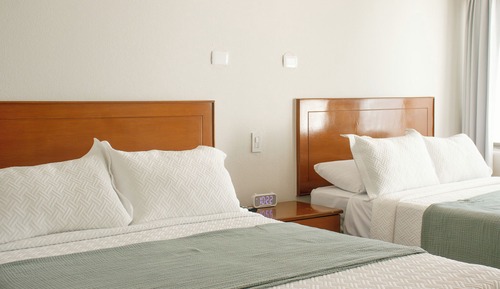 Habitación Deluxe doble, 2 camas dobles, vistas a la piscina, planta baja