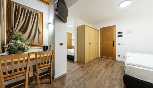 Habitación familiar, varias camas, balcón, vistas a la montaña (2 queen and 1 single bed)