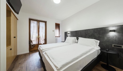 Habitación familiar, varias camas, no fumadores, vistas a la montaña (Shower Only)