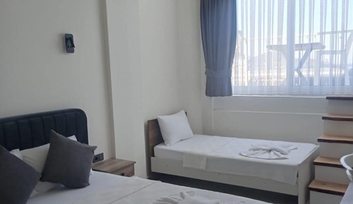 Habitación estándar, varias camas, vistas parciales al mar