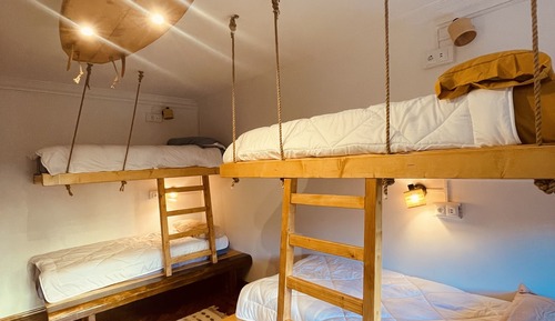 Dormitorio compartido de diseño, solo para mujeres, vistas al patio