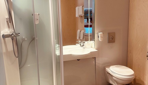 Habitación cuádruple familiar, varias camas, baño privado, mirando al mar