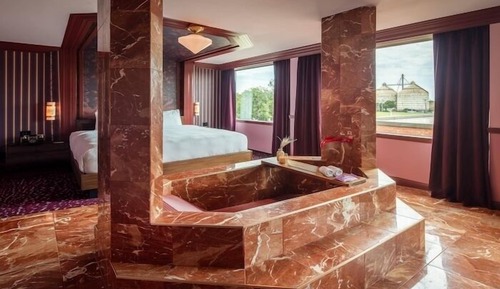 Suite, 1 cama de matrimonio grande, bañera, vistas a la ciudad