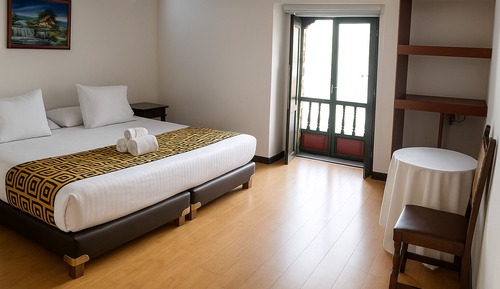 Habitación superior, 1 cama de matrimonio grande, balcón, vistas al parque