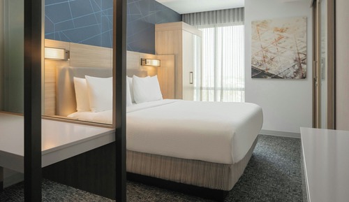 Suite, 1 cama de matrimonio grande con sofá cama (Mobility/Hearing Access, Roll-in Shwr)