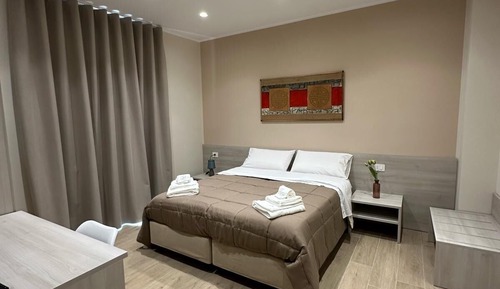 Habitación Deluxe con 1 cama doble o 2 individuales, baño privado, vistas a la ciudad