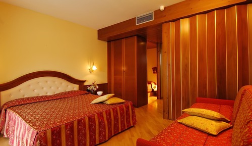 Habitación cuádruple básica, balcón, vistas a la montaña