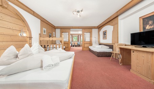 Habitación familiar, balcón, vistas a la montaña