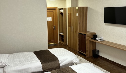 Habitación básica con 1 cama doble o 2 individuales