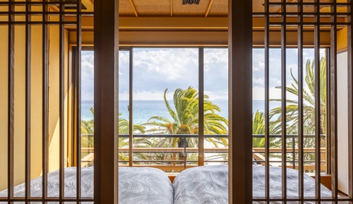 Habitación básica con 2 camas individuales, vistas al mar