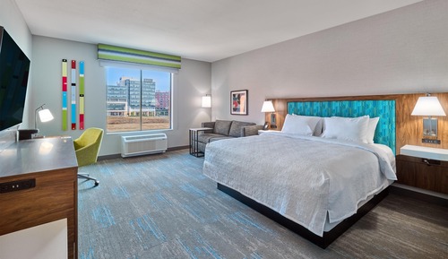 Habitación, 1 cama de matrimonio grande con sofá cama, frigorífico y microondas