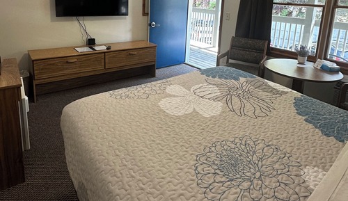 1 Queen Downtown and Lake View (Second Floor)