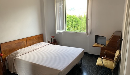 Habitación básica con 1 cama doble o 2 individuales, 1 cama doble