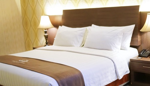 Grand Deluxe Queen Room