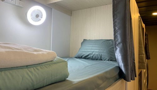 Dormitorio compartido, dormitorio mixto, no fumadores