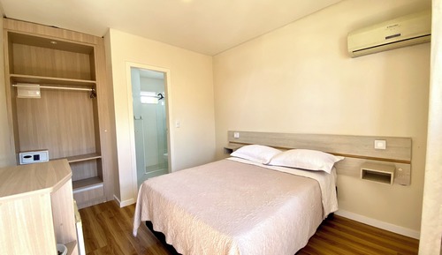 Habitación básica con 1 cama doble o 2 individuales