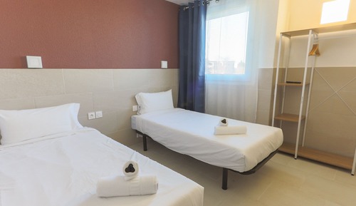 Habitación básica con 2 camas individuales, 2 camas individuales