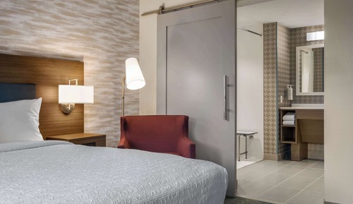 Estudio básico, 1 cama de matrimonio grande (Mobility & Hearing, Roll-in Shower)