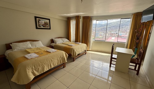 Habitación básica con 2 camas individuales, baño privado