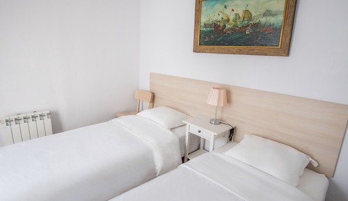 Habitación básica con 1 cama doble o 2 individuales