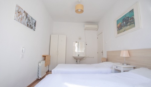 Habitación básica con 1 cama doble o 2 individuales, balcón, vistas a la ciudad