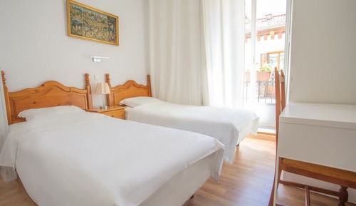 Habitación básica con 1 cama doble o 2 individuales, 1 habitación, balcón, vistas a la ciudad