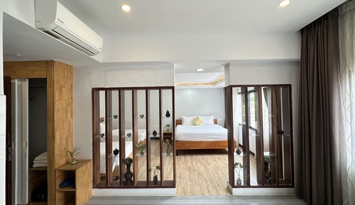 Habitación triple Deluxe, 1 habitación, balcón, vistas a la ciudad