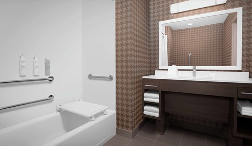 Suite estudio, 2 camas de matrimonio, accesible para personas con discapacidad, bañera