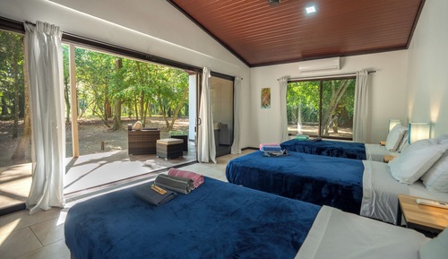 Habitación triple familiar, vistas al jardín