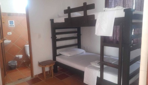 Habitación básica con 1 cama doble o 2 individuales