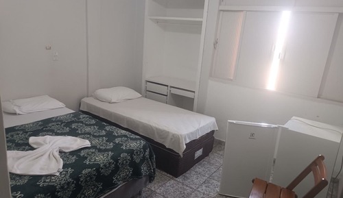 Habitación básica con 2 camas individuales