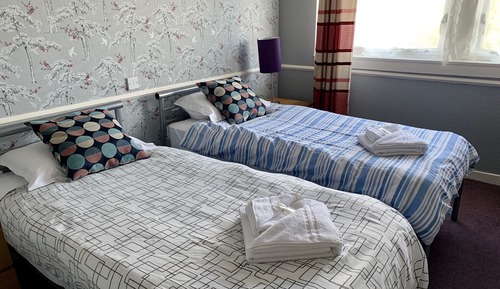 Habitación con 2 camas individuales, baño privado