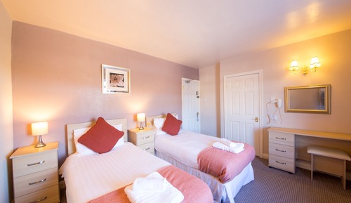 Habitación con 2 camas individuales, baño privado