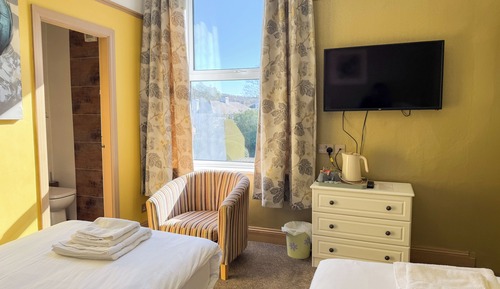 Habitación básica con 2 camas individuales