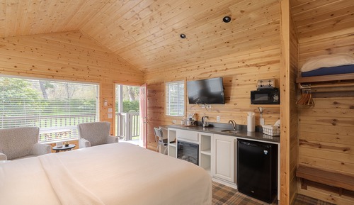 Studio Cottage with Wet Bar Two Beds