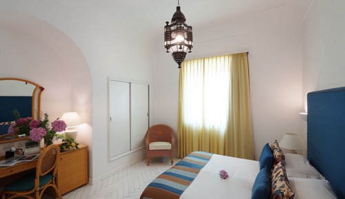 Habitación estándar con 1 cama doble o 2 individuales, vistas al jardín