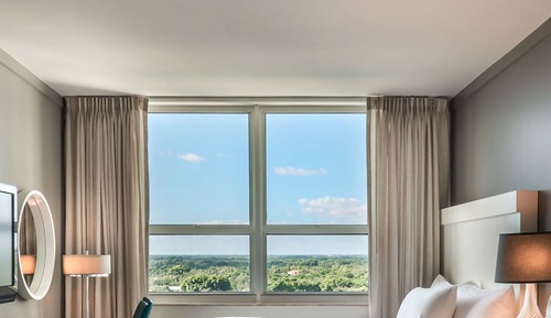 Suite, varias camas, balcón, vistas a la bahía (Living Room, Full Kitchen)