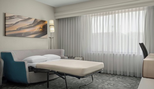 Habitación, 1 cama de matrimonio grande con sofá cama (Mobility/Hearing Access, Roll-in Shwr)