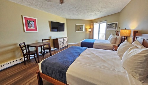 Estudio, 2 camas de matrimonio, balcón, vistas a la bahía