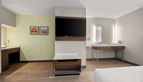Habitación, 1 cama de matrimonio grande (Mobility & Hearing, 3x5 Shower)