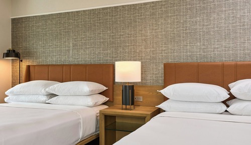 Habitación, 2 camas de matrimonio (Mobility Accessible, Tub)