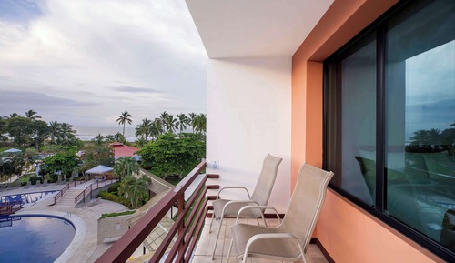 Habitación estándar, 2 camas dobles, balcón, vistas a la piscina